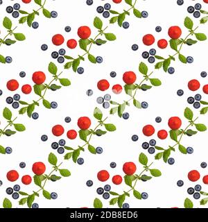 Erdbeeren, Blaubeeren und Minzblätter auf weißem Hintergrund. Nahtloses Muster. Der Blick von oben. Originelles Verpackungsdesign Stockfoto