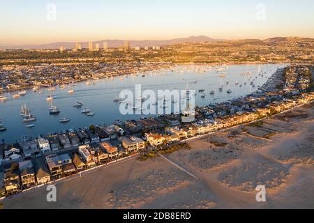 Blick aus der Vogelperspektive auf Newport Beach Harbor, Balboa & Lido Islands und die Skyline von Fashion Island in der Ferne Stockfoto