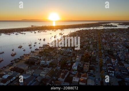 Leuchtender Sonnenuntergang über Balboa Island und Newport Beach Hafen Aus der Luft Stockfoto