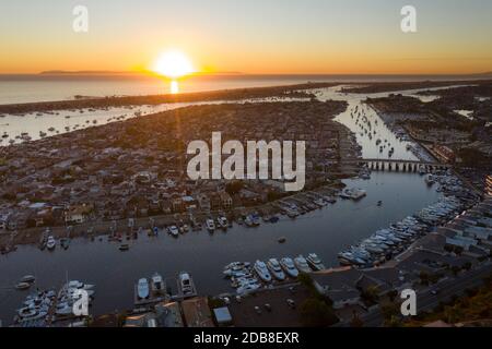 Sonnenuntergang über Balboa Island und Newport Beach Hafen in Orange County, Kalifornien Stockfoto