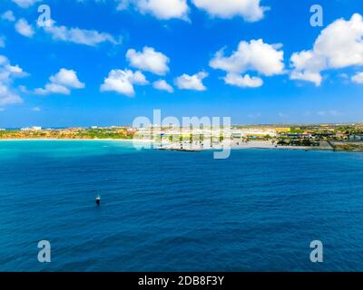 Blick auf den Hafen auf Aruba suchen von Kreuzfahrtschiff, die über die Stadt und Boote. Niederländische Provinz namens Oranjestad Stockfoto