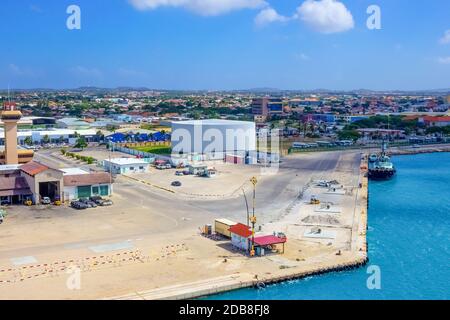 Blick auf den Hafen auf Aruba suchen von Kreuzfahrtschiff, die über die Stadt und Boote. Niederländische Provinz namens Oranjestad Stockfoto