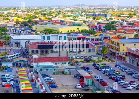 Blick auf den Hafen auf Aruba suchen von Kreuzfahrtschiff, die über die Stadt und Boote. Niederländische Provinz namens Oranjestad Stockfoto