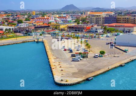 Blick auf den Hafen auf Aruba suchen von Kreuzfahrtschiff, die über die Stadt und Boote. Niederländische Provinz namens Oranjestad Stockfoto