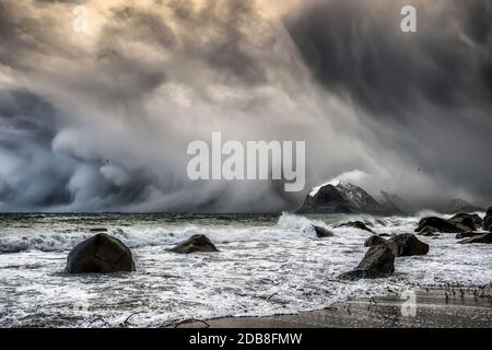 Hagelsturm nähert sich Strand, Lofoten, Nordland, Norwegen Stockfoto