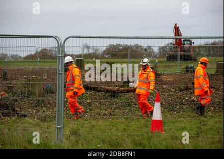 Aylesbury Vale, Buckinghamshire, Großbritannien. November 2020. Bis vor wenigen Tagen war der Grim's Graben Wald in Aylesbury Vale ein blühendes Gebiet mit Wäldern und Hecken voller Wildtiere. Grim's Graben ist ein wichtiges Erdwerk und wird als ein antikes Monument geplant. Die Bäume, die einen Teil davon bilden, wurden nun von HS2 zerstört. Heute wurden die letzten Gliedmaßen der Bäume voller Insekten und Leben von HS2-Arbeitern gesammelt, um durch einen Holzhacker gebracht zu werden. Die Hochgeschwindigkeitsstrecke von London nach Birmingham verursacht massive Verwertungsmengen auf dem Land. Quelle: Maureen McLean Stockfoto