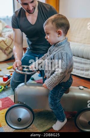 Vater lehrt seinen Sohn, wie man kleine Rennwagen zu fahren Stockfoto