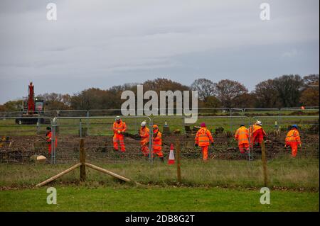 Aylesbury Vale, Buckinghamshire, Großbritannien. November 2020. Bis vor wenigen Tagen war der Grim's Graben Wald in Aylesbury Vale ein blühendes Gebiet mit Wäldern und Hecken voller Wildtiere. Grim's Graben ist ein wichtiges Erdwerk und wird als ein antikes Monument geplant. Die Bäume, die einen Teil davon bilden, wurden nun von HS2 zerstört. Heute wurden die letzten Gliedmaßen der Bäume voller Insekten und Leben von HS2-Arbeitern gesammelt, um durch einen Holzhacker gebracht zu werden. Die Hochgeschwindigkeitsstrecke von London nach Birmingham verursacht massive Verwertungsmengen auf dem Land. Quelle: Maureen McLean Stockfoto