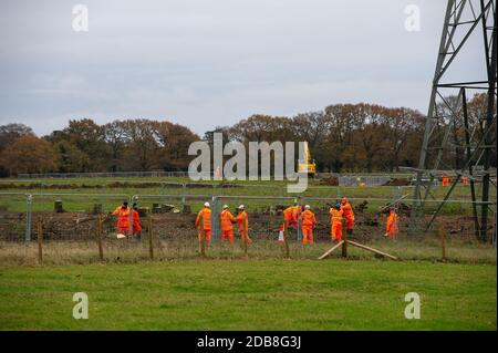 Aylesbury Vale, Buckinghamshire, Großbritannien. November 2020. Bis vor wenigen Tagen war der Grim's Graben Wald in Aylesbury Vale ein blühendes Gebiet mit Wäldern und Hecken voller Wildtiere. Grim's Graben ist ein wichtiges Erdwerk und wird als ein antikes Monument geplant. Die Bäume, die einen Teil davon bilden, wurden nun von HS2 zerstört. Heute wurden die letzten Gliedmaßen der Bäume voller Insekten und Leben von HS2-Arbeitern gesammelt, um durch einen Holzhacker gebracht zu werden. Die Hochgeschwindigkeitsstrecke von London nach Birmingham verursacht massive Verwertungsmengen auf dem Land. Quelle: Maureen McLean Stockfoto