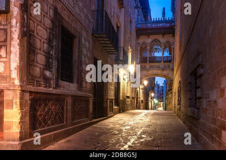 Engen gepflasterten mittelalterlichen Carrer del Bisbe Straße mit Seufzerbrücke im Barri Gothic Quarter am Morgen, Barcelona, Katalonien, Spanien Stockfoto