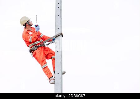Bauarbeiter klettert einen Metallstab, Thailand Stockfoto