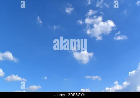 Blauer Himmel mit Wolkentexemplar Stockfoto