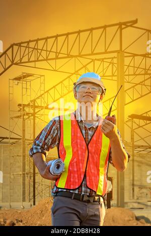 Porträt eines Bauarbeiters auf einer Baustelle, Thailand Stockfoto