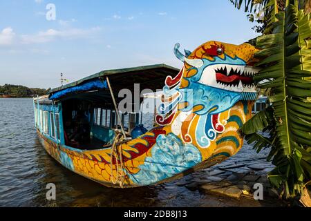Traditionelle Drachenboote auf dem Perfume River in Hue Vietnam Stockfoto