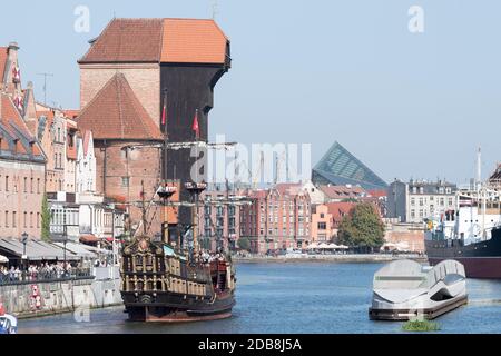 Gotisches watergate Brama Suraw (Kranichtor) am Dlugie Pobrzeze (Motlawa River Embankment) in der Innenstadt im historischen Zentrum von Danzig, Polen. September Stockfoto