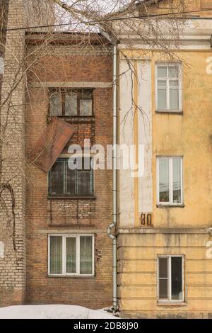 Zerstörte alte sowjetische Häuser in der Stadt Stockfoto