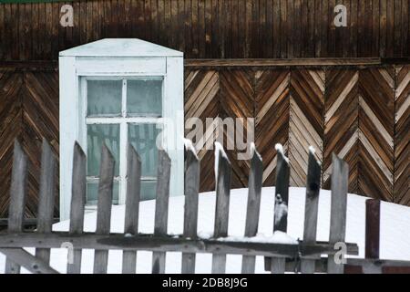 Altes Dorf, verlassene Holzhaus. Das verlassene Dorf. Holzfenster. Vergangene Zeit. Ländliche Gebiete in Russland. Stockfoto