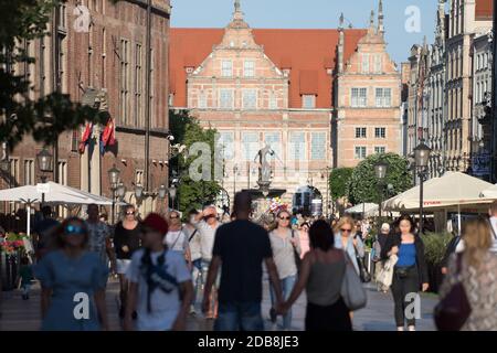 Fontanna Neptuna (Neptun-Brunnen), Brama Zielona (Grünes Tor) und Ratusz Glownego Miasta (Rathaus) in Ma Stockfoto