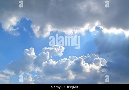 Blauer Himmel mit Wolkentexemplar Stockfoto