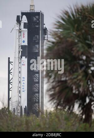 Die SpaceX Falcon 9 Rakete mit der Raumsonde Crew Dragon an Bord des Launch Complex 39A im Kennedy Space Center 14. November 2020 in Cape Canaveral, Florida. Die NASA SpaceX Crew-1 Mission wurde aufgrund des Wetters verzögert und wird voraussichtlich am 15. November mit der ersten Crew-Rotation Mission der Raumsonde SpaceX Crew Dragon zur Internationalen Raumstation starten. Stockfoto