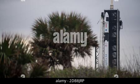 Die SpaceX Falcon 9 Rakete mit der Raumsonde Crew Dragon an Bord des Launch Complex 39A im Kennedy Space Center 14. November 2020 in Cape Canaveral, Florida. Die NASA SpaceX Crew-1 Mission wurde aufgrund des Wetters verzögert und wird voraussichtlich am 15. November mit der ersten Crew-Rotation Mission der Raumsonde SpaceX Crew Dragon zur Internationalen Raumstation starten. Stockfoto