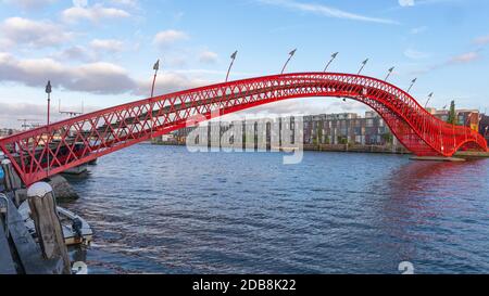 Rote Python Brücke an Eastern Docklands Amsterdam Stockfoto