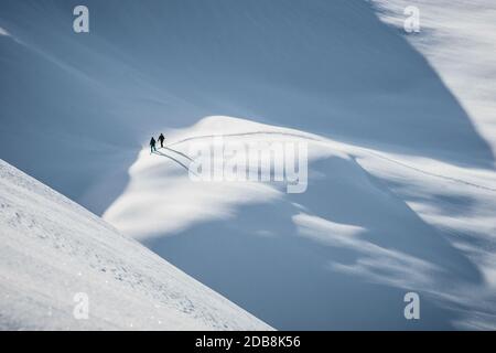 Zwei Personen Skifahren in den Alpen, Lienz, Österreich Stockfoto