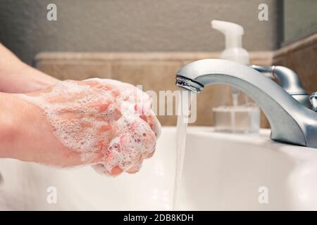 Händewaschen mit Seife und Wasser im Waschbecken, Schutz vor Covid-19-Coronavirus-Grippeviren, Hygiene, um gesund zu bleiben Stockfoto