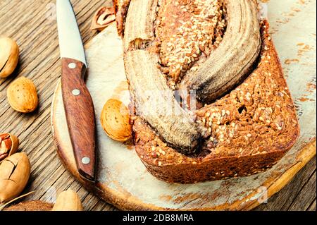 Appetitliches hausgemachtes Buchweizenbrot mit Banane Stockfoto