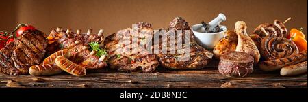 Eine Auswahl an gegrilltem Gourmetfleisch auf einer rustikalen Holztafel. Stockfoto