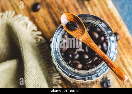Ansicht von oben von gerösteten Kaffeebohnen in einem Glas Stockfoto
