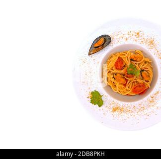 Spaghetti mit Muscheln Bottarga Fisch und Kirschtomaten Stockfoto