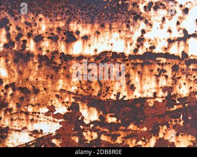 Rost auf altem Wandhintergrund Stockfoto