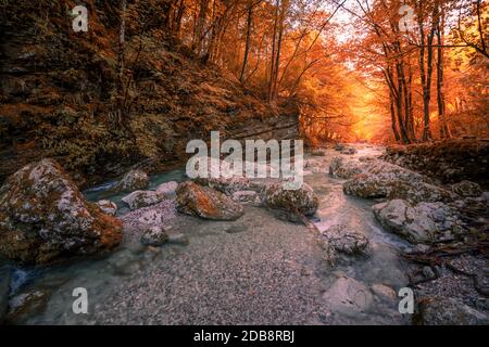 Felsiger Bach in der Nähe der Kozjak Wasserfälle, Soca Tal, Triglav Nationalpark, Kobarid, Slowenien Stockfoto