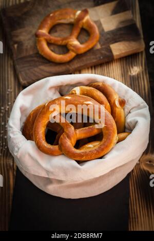 Frisch gebackene Brezeln in einem Baumwollbrotbeutel Stockfoto