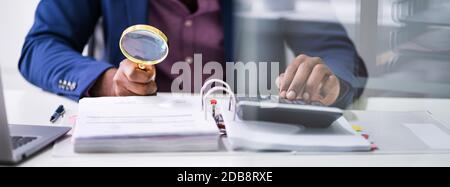 Abschluss Der Prüfung Von Finanzdokumenten Durch Den Auditor Am Schreibtisch Im Büro Stockfoto