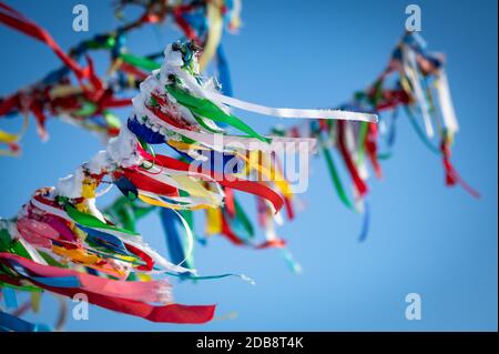 Das buddhistische Erleuchtungsbete im Winter an sonnigen Tagen auf der Insel Ogoy, dem Baikalsee, Russland Stockfoto