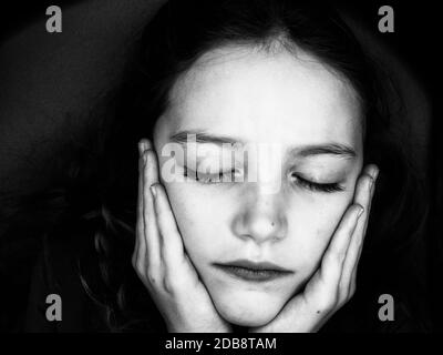 Porträt eines traurigen Mädchens mit dem Kopf in ihr Hände Stockfoto