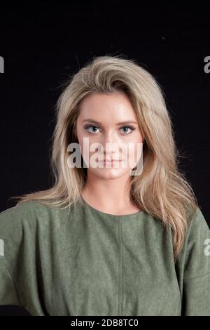 Ziemlich blonde suchen nachdenklich Stockfoto