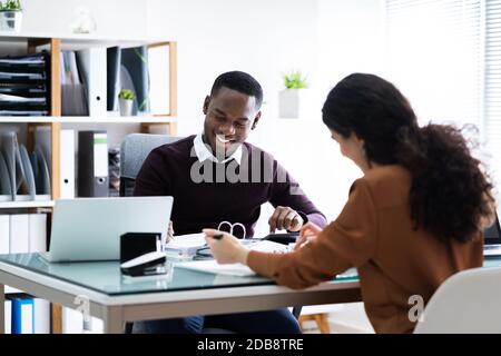 In der Nähe von zwei Geschäftsleute, die Berechnung des finanziellen Erklärung am Schreibtisch Stockfoto