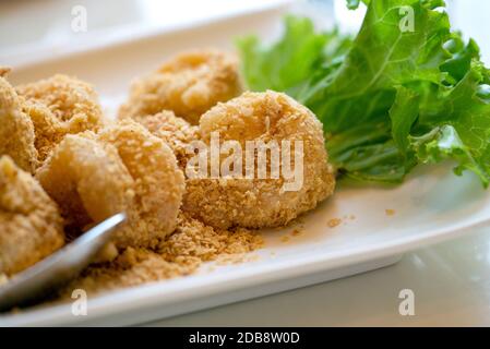 Geschälte Garnelen mit goldgesalzenem Ei gebraten. Knusprige außen gebratene Garnelen, während die zarten Krustentiere im Inneren. Stockfoto