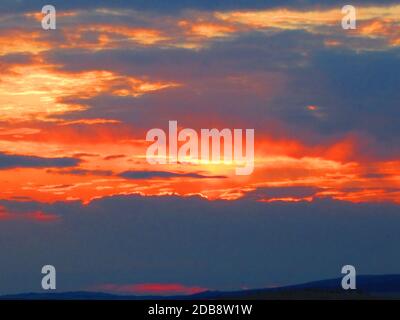 Malerischer Sonnenuntergang in den Wolken über dem Baikalsee aus nächster Nähe Stockfoto