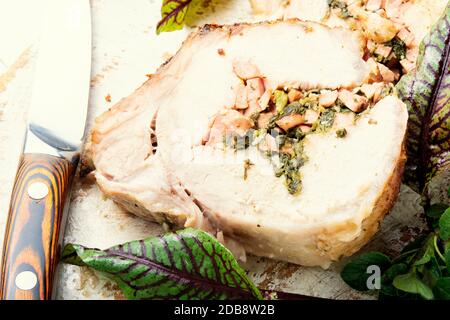 Leckeres Lendenfleisch mit Sauerampfer und Speck gefüllt Stockfoto