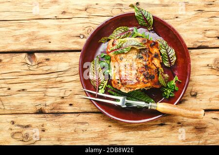 Leckeres Lendenfleisch mit Sauerampfer und Speck gefüllt Stockfoto