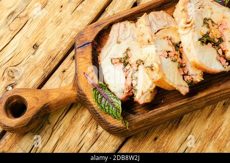 Leckeres Lendenfleisch mit Sauerampfer und Speck gefüllt Stockfoto