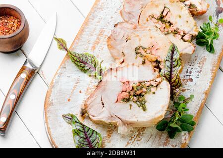 Gebratenes Schweinelende mit Sauerampfer und Speck gefüllt Stockfoto