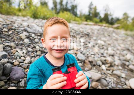 Kleiner Junge mit Fernglas. Stockfoto