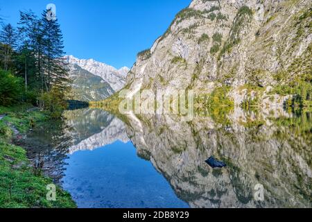 Die schöne Obersee in den Bayerischen Alpen mit einer Reflexion auf die Berge im Wasser Stockfoto