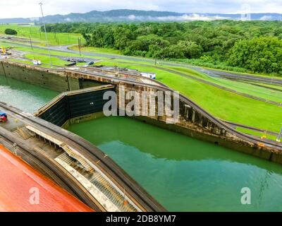 Anzeigen von Panama Kanal von Kreuzfahrtschiff in Panama Stockfoto