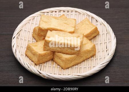 Japanische Küche, Age Tofu Küche im Bambuskorb Stockfoto